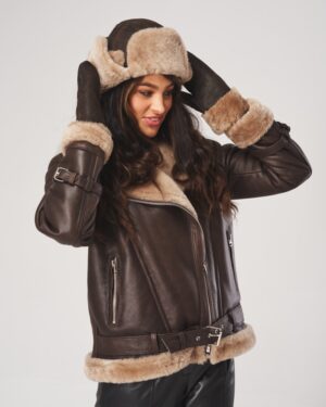 Uszatka skórzana w kolorze brązowym z beżowym futerkiem i zapięciem na klamrę