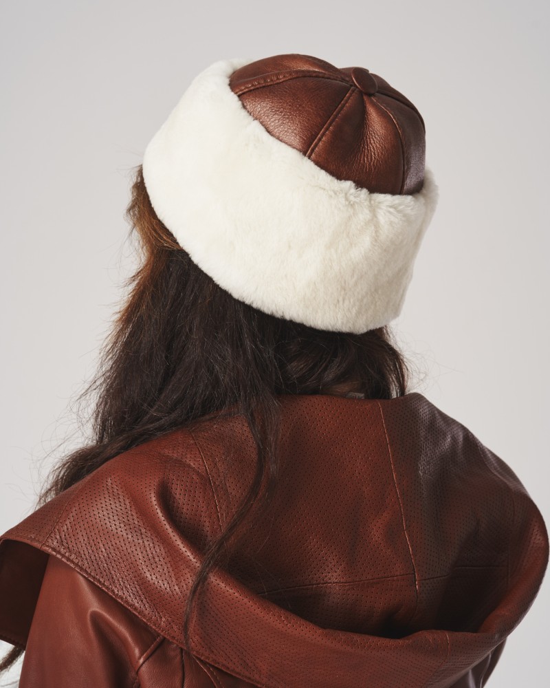 Toczek skórzany w kolorze camel z gładką powierzchnią i klasycznym, zaokrąglonym fasonem