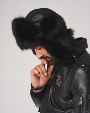 Czapka futrzana z czarnego futra o nieregularnym układzie włosia