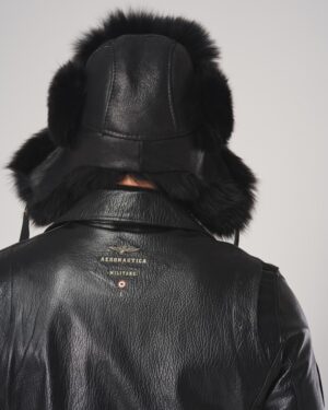 Puszysta czapka futrzana w kolorze czarnym z lekko zaokrąglonym szczytem