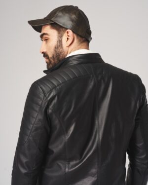 Skórzana czapka Frost z daszkiem w odcieniu ciemnego brązu z delikatną fakturą skóry