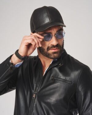 Skórzana czapka Frost z daszkiem w kolorze czarnym z przeszyciami i lekkim połyskiem na panelach bocznych