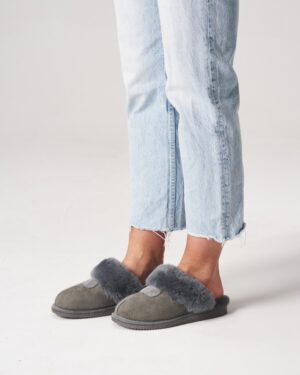 Kapcie damskie z szarego zamszu z futrzanym wykończeniem i otwartym przodem, idealne na zimowe wieczory