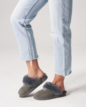 szare kapcie z futrem, miękkie i wygodne, idealne na zimowe wieczory