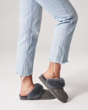 klapki z futrem naturalnym w kolorze szarym z miękkim wykończeniem i elastyczną podeszwą