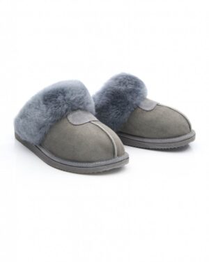 Szare kapcie z naturalnym futrem, wygodne i ciepłe, idealne na zimowe wieczory