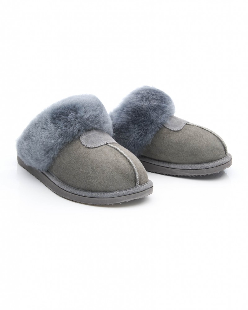 Szare kapcie z naturalnym futrem, wygodne i ciepłe, idealne na zimowe wieczory