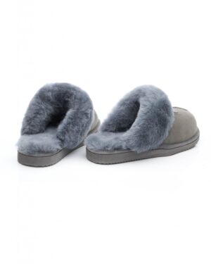 Kapcie z szarego materiału z miękkim futrem w kolorze szarym, otwarte z przodu i wygodne w noszeniu