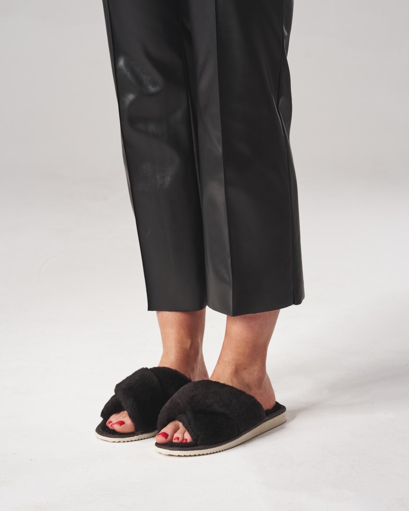 Czarne futro naturalne z szerokim paskiem, miękkie i komfortowe, idealne na zimowe wieczory