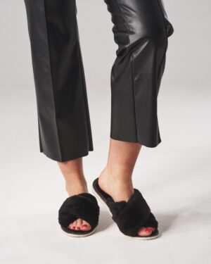 klapki futrzane w kolorze czarnym z miękkim futrem, idealne na zimowe wieczory