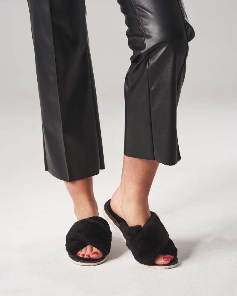 klapki futrzane w kolorze czarnym z miękkim futrem, idealne na zimowe wieczory