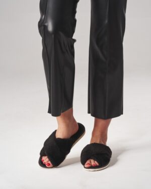 Czarne kapcie futrzane z przeplatanym paskiem i miękką podeszwą idealne na zimowe wieczory