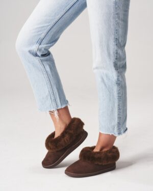 Ciepłe kapcie skórzane z brązowego zamszu z futrzanym kołnierzem idealne na zimowe wieczory