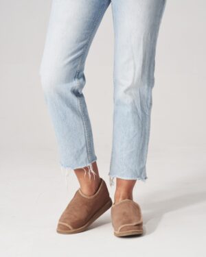 brązowe kapcie z miękkiego materiału, idealne do relaksu w zimowe dni