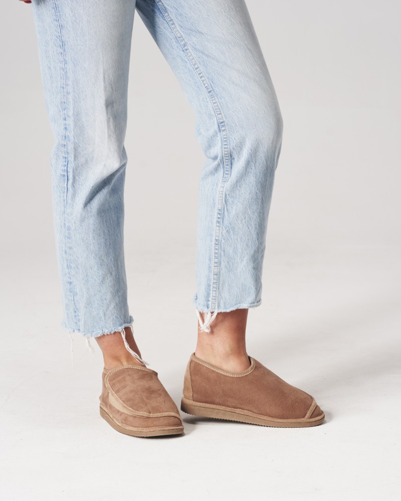 Brązowe kapcie z miękkiego zamszu, bez zapięcia, idealne na chłodne dni