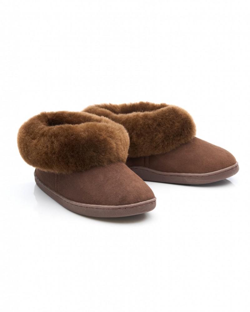 Ciepłe, brązowe kapcie z miękkim futrem, idealne na zimowe wieczory, doskonałe do relaksu w domu