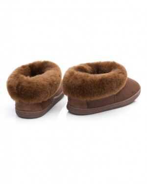 kapcie z miękkiego materiału w kolorze brązowym z futrzanym wykończeniem na cholewce