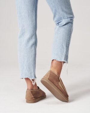 brązowe kapcie damskie skórzane z zamszu na gumowej podeszwie, idealne na chłodne dni