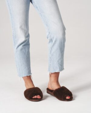 Brązowe klapki z futra naturalnego, z szerokim paskiem i otwartym przodem, idealne na ciepłe dni