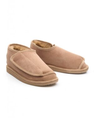 kapcie zamszowe w kolorze beżowym z ciepłym futerkiem wewnątrz i wygodnym krojem