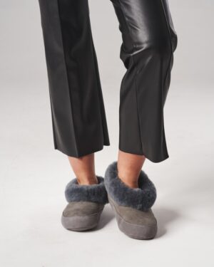 szare kapcie z futrem, wygodne i ciepłe, idealne na zimowe wieczory, doskonałe do relaksu