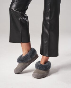 szare kapcie z futrzanym kołnierzem idealne na zimowe wieczory