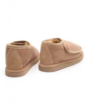 Beżowe kapcie z miękkiego zamszu, ocieplane, z wygodnym zapięciem na rzep, idealne na zimowe wieczory