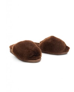 Kapcie futrzane w odcieniu brązowym, wygodne z miękkim wykończeniem i szerokim paskiem na stopie