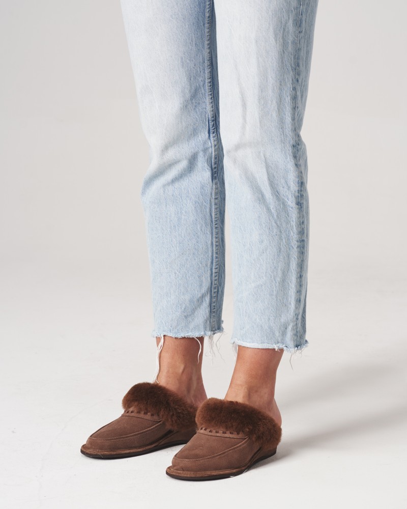 brązowe kapcie z futrem, miękkie i wygodne, idealne na zimowe wieczory