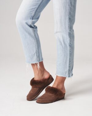 Kapcie damskie skórzane z futrzanym wykończeniem idealne na zimowe wieczory