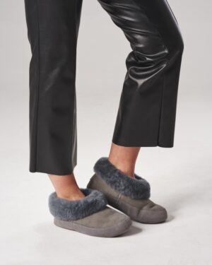 Szare kapcie z futrzanym kołnierzem, idealne na zimowe wieczory, komfortowe i ciepłe, doskonałe do relaksu