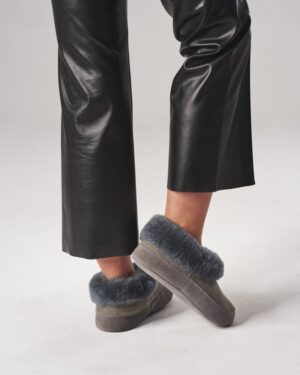 szare kapcie z futrem naturalnym na cholewce, idealne do zimowych stylizacji