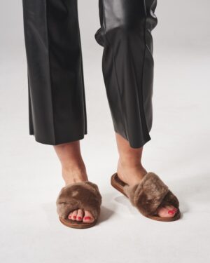 Kapcie damskie skórzane w kolorze brązowym z szerokim paskiem, idealne na zimowe dni