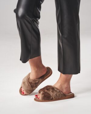 Klapki futrzane w brązowym kolorze z miękkim wykończeniem, idealne na zimowe wieczory