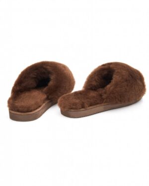 pantofle futrzane w kolorze brązowym z miękkim wykończeniem i wygodną podeszwą