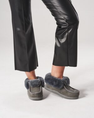 Kapcie damskie skórzane szare z futrzanym wykończeniem na cholewce i wygodną podeszwą