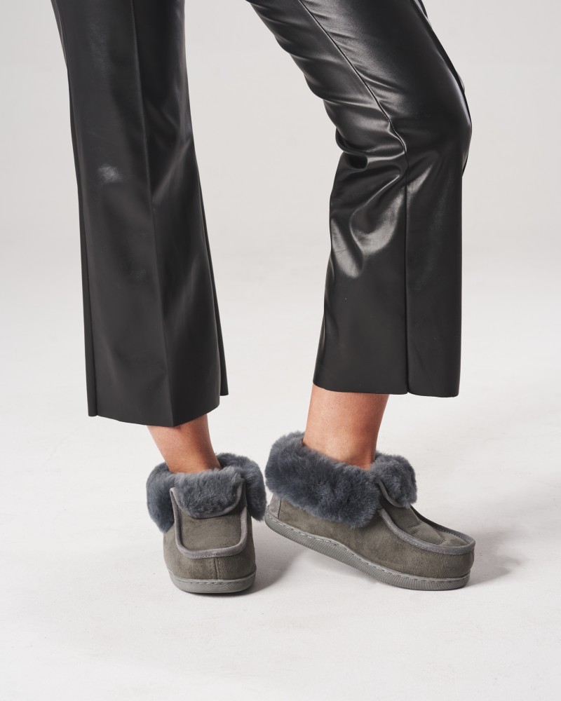 Kapcie damskie skórzane szare z futrzanym wykończeniem na cholewce i wygodną podeszwą
