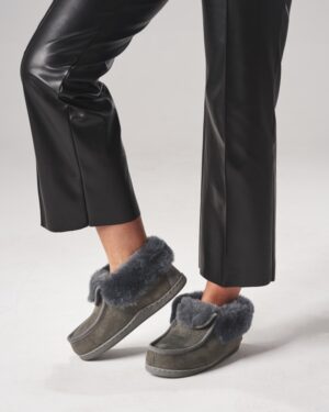 Kapcie damskie skórzane z szarym futrem na cholewce i wygodnym krojem do noszenia w zimowe dni