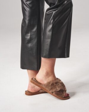 klapki futrzane w kolorze brązowym z miękkim wykończeniem idealne na zimowe dni