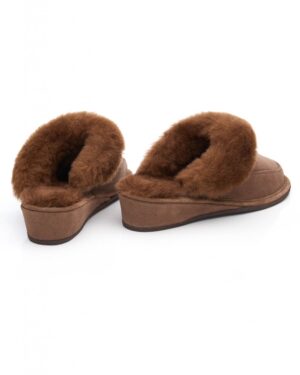 Ciepłe kapcie z naturalnym futrem, brązowe, z wygodnym wykończeniem w stylu casualowym