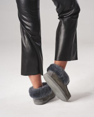 szare kapcie z futrem, z miękkim kołnierzem, idealne na zimowe wieczory