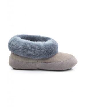 ciepłe kapcie z futrem naturalnym w kolorze szarym i niebieskim, wygodny krój z wysokim kołnierzem