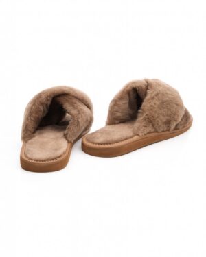 klapki futrzane w kolorze beżowym z miękkim wykończeniem i wygodną podeszwą idealne na zimowe wieczory