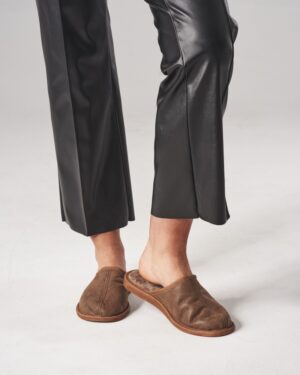 brązowe kapcie z miękkiego materiału, idealne na zimowe wieczory, wygodne i ciepłe