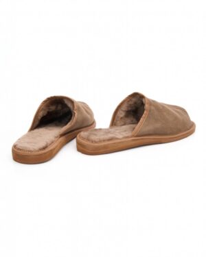 Kapcie męskie w kolorze brązowym z miękkim, futrzanym wnętrzem i wygodną podeszwą