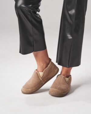 Kapcie męskie skórzane z miękkiego materiału, idealne do domowych stylizacji, wygodne i ciepłe na zimowe wieczory