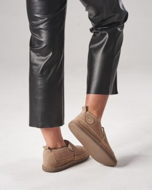 Kapcie męskie skórzane z miękkiego materiału, idealne na zimowe dni, z wygodnym krojem i elastycznym wykończeniem