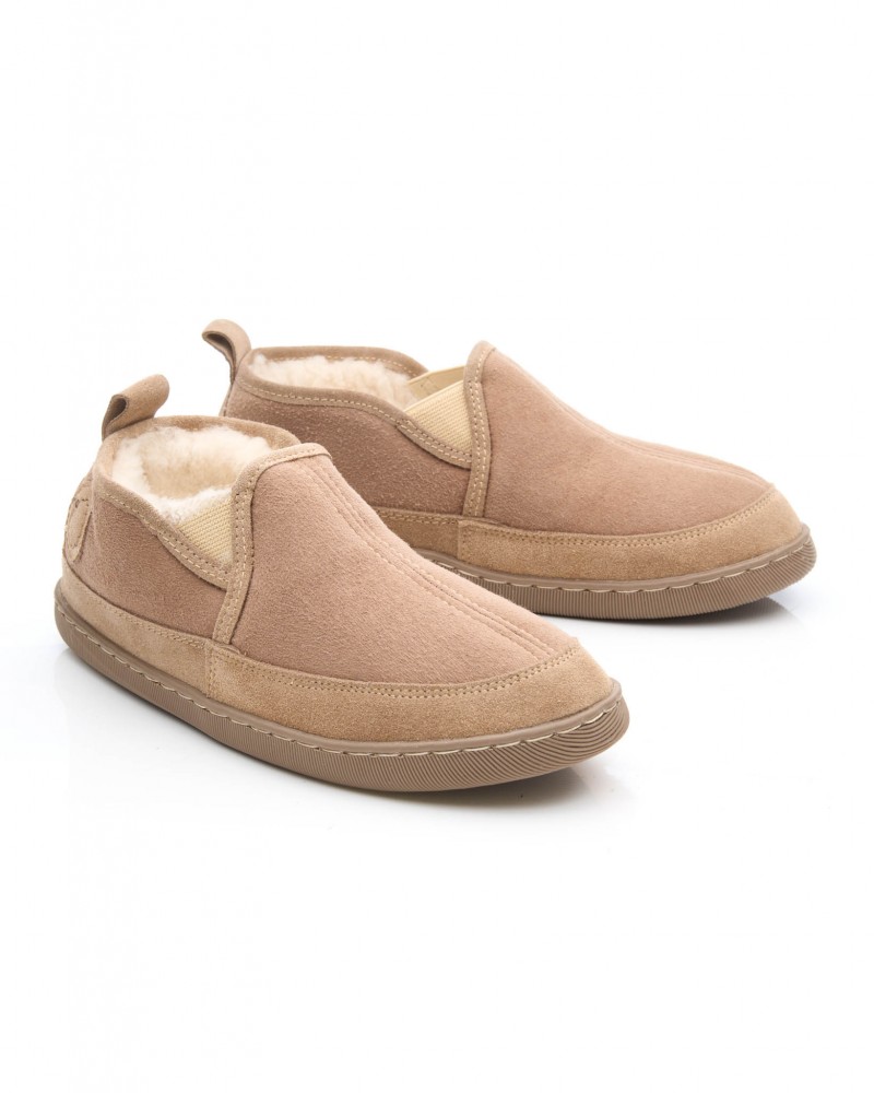 ciepłe kapcie męskie w kolorze beżowym z miękkim futerkiem wewnątrz i elastycznymi wstawkami po bokach