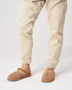 Kapcie męskie skórzane w kolorze beżowym z futrzanym wykończeniem i elastycznym paskiem na kostce