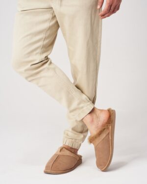 Kapcie męskie skórzane w kolorze brązowym z futrzanym wykończeniem i elastycznym kołnierzem